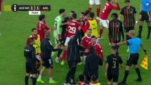 الكاف يحيل الأحداث المثيرة في مباراة الأهلي والجيش الملكي إلى لجنة الانضباط للتحقيق